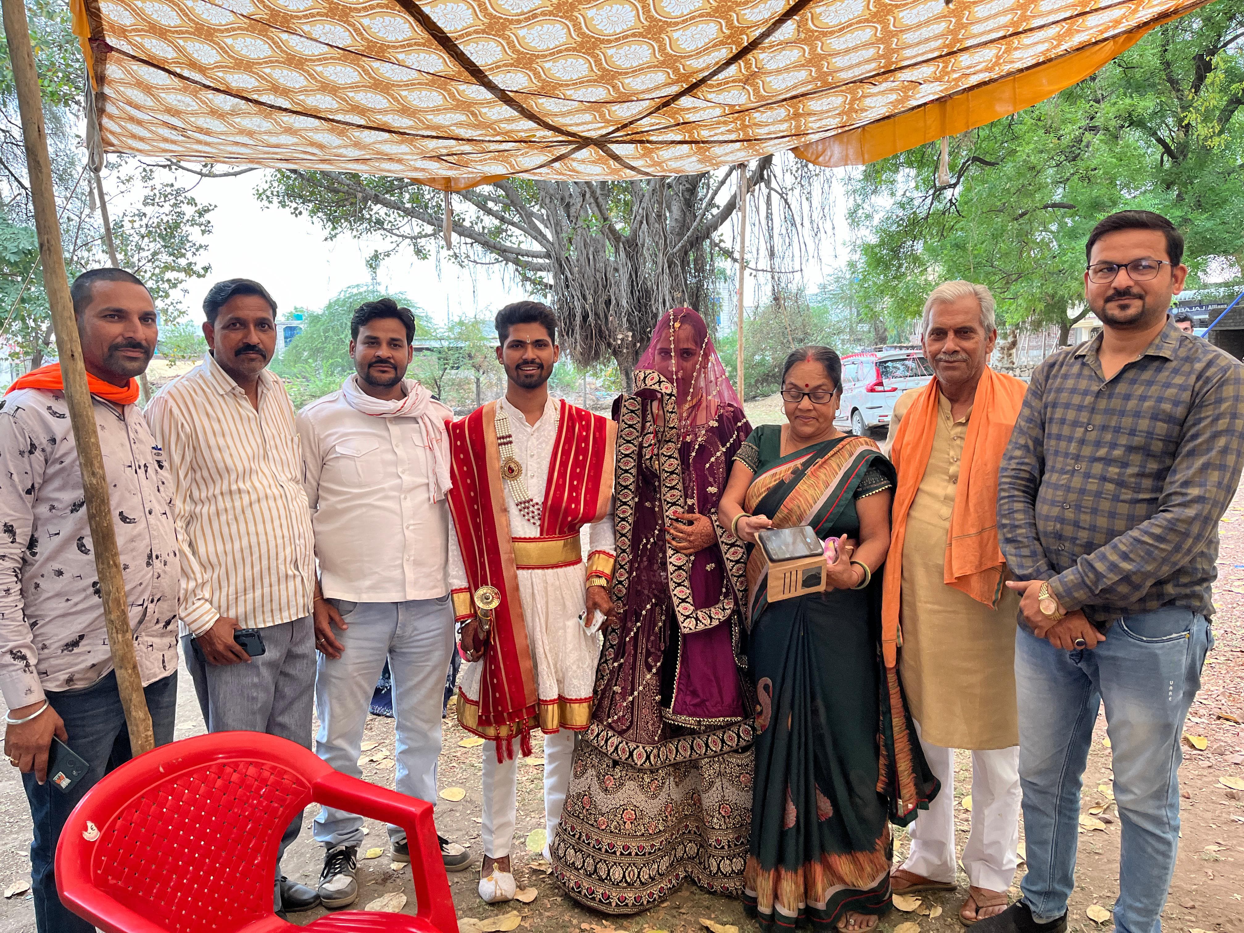 लोकतंत्र के महोत्सव में मतदान का जोश... शादी की रस्मों से पहले वोट डालने पहुंचे दूल्हा-दुल्हन, लोगों को किया जागरूक