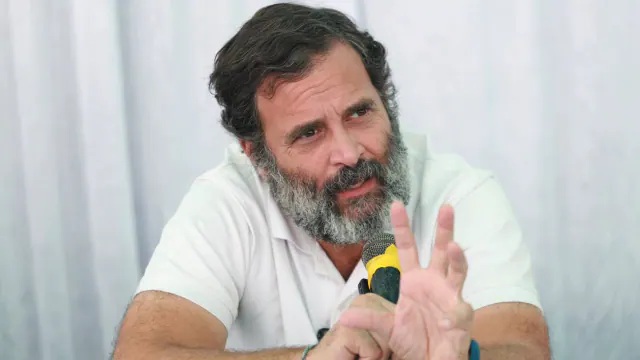 संसद भवन में आमना-सामना: राहुल गांधी और CM रेखा गुप्ता के बीच क्या चली बातचीत?