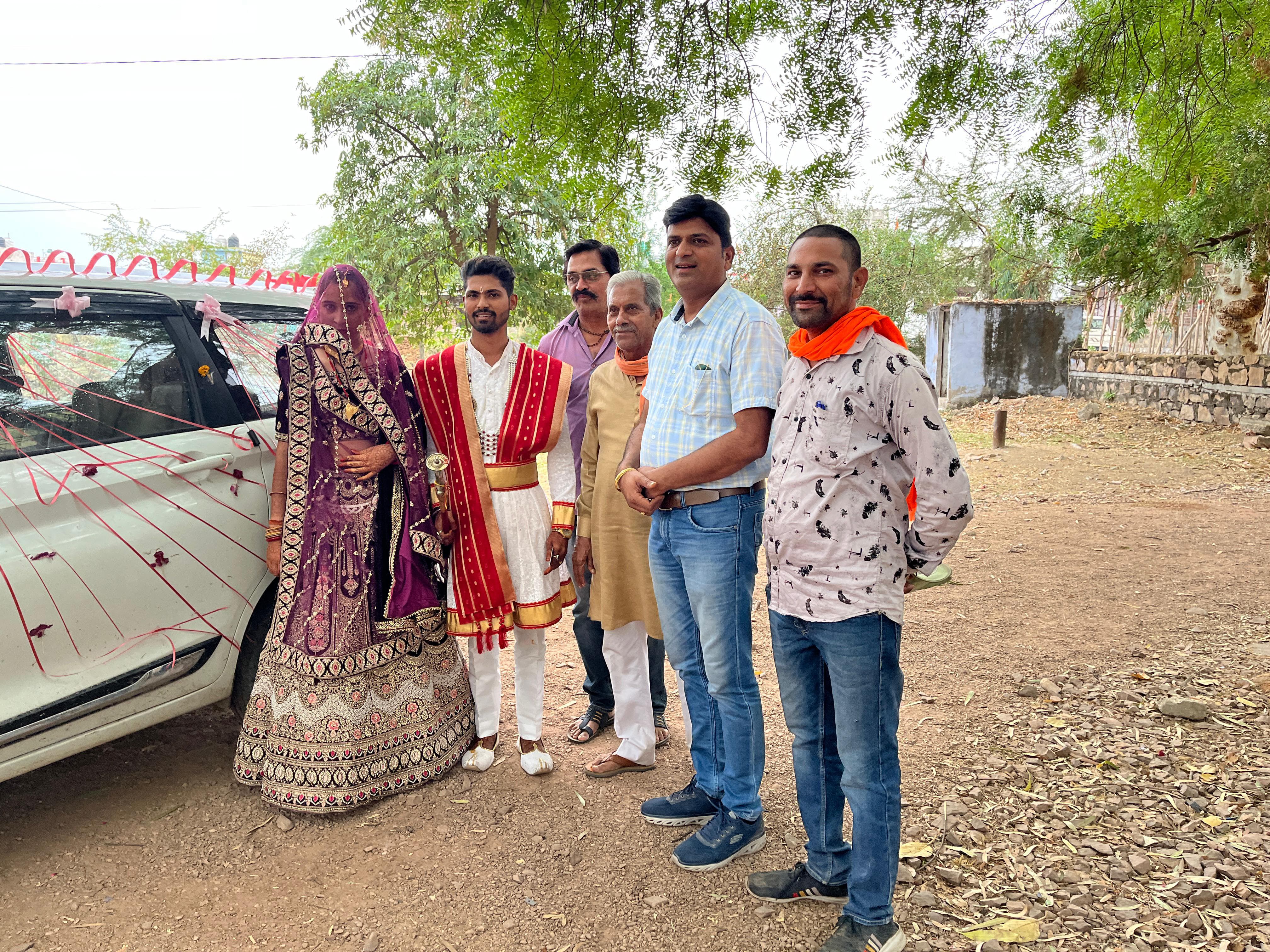 लोकतंत्र के महोत्सव में मतदान का जोश... शादी की रस्मों से पहले वोट डालने पहुंचे दूल्हा-दुल्हन, लोगों को किया जागरूक
