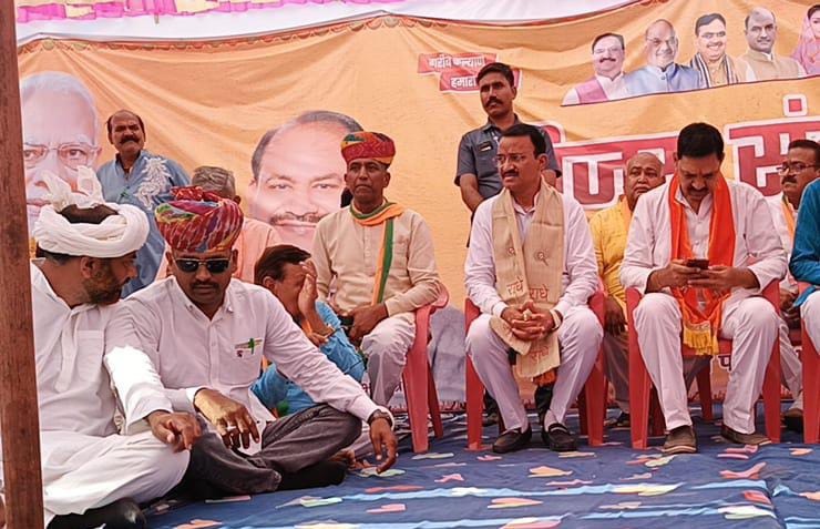 कर्नल के नेतृत्व में कश्मीरी गुर्जर बकरवाल प्रतिनिधि मंडल द्वारा उप मुख्यमंत्री प्रेमचंद बैरवा का स्वागत